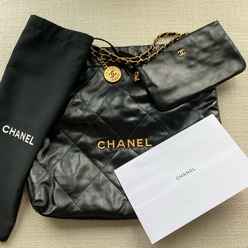 Chanel Shiny calfskin Quilted 22 Black bag